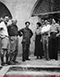 1937年6月毛主席在延安与美国记者合影