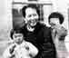 1943年毛泽东和女儿李讷，右边为叶子龙的女儿叶燕燕