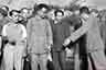 1944年6月，毛泽东在杨家岭。左起：爱泼斯坦、吴玉章、博古、毛泽东、周恩来、刘少奇