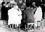 1944年7月毛主席和林伯渠在延安设宴招待参观延安的民主人士