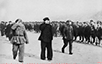 1944年11月1日毛主席在延安机场检阅即将奔赴前线的359旅