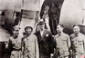 1945年8月28日毛主席、周恩来、王若飞与来延安的赫尔利、张治中在延安机场