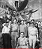 1945年9月16日毛泽东同在华美军第14航空队士兵在重庆八路军办事处合影