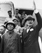 1945年8月28日毛主席在延安机场与赫尔利合影
