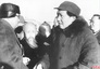 1949年3月25日毛泽东等中央领导人到达北平西苑机场时与各民主党派及无党派民主人士会面