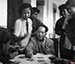 1953年夏毛主席与工作人员一起打扑克