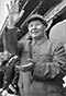 1955年10月1日毛主席在天安门城楼上向游行队伍招手