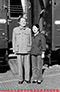 1964年毛泽东和专列服务员在专列前合影