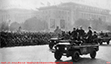 1966年11月11日毛主席在天安门乘我国自行设计制造的北京牌轻型越野汽车检阅红卫兵