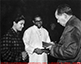 1966年10月1日应亚非作家常设局秘书长森纳那亚克和夫人的请求,毛主席在他们的《毛主席语录》上面签名留念